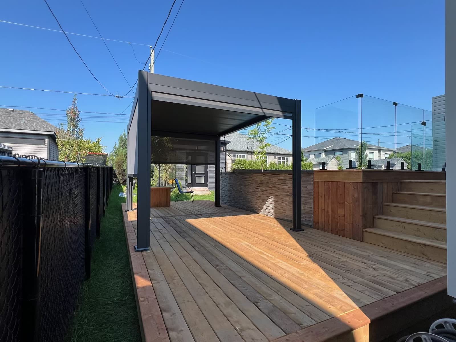 Pergola bioclimatique en aluminium réalisée par Verre Magique au Québec